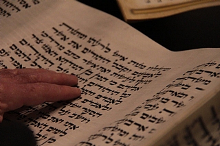 קריאת מגילת אסתר ומשתה פורים בבית הכנסת (הגדל)