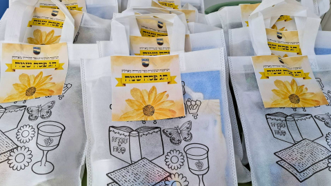 ילדי הגנים מקבלים שי לחג